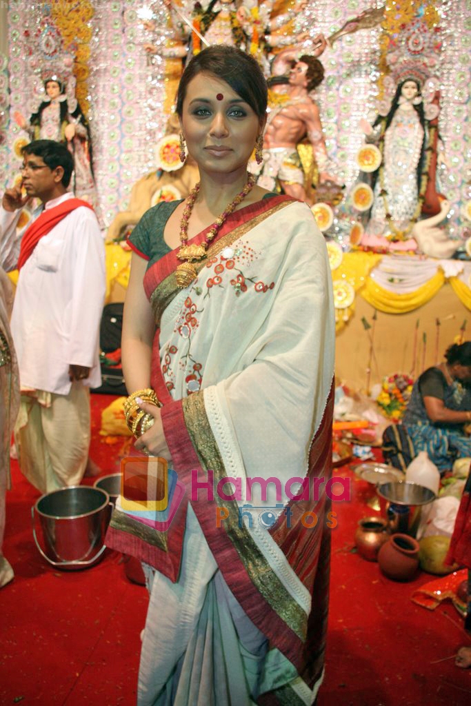 Rani Mukherjee at Durga Puja Festival in Santacruz, Mumbai on 26th Sep 2009 