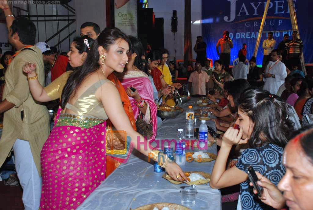 Rani Mukherjee at Durga Pooja in Juhu on 27th Sep 2009 
