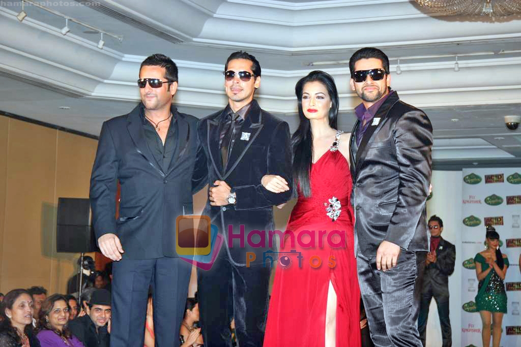 Dia Mirza, Fardeen Khan, Dino Morea, Aftab Shivdasani walk the ramp for Archana Kocchar show on 27th Sep 2009 