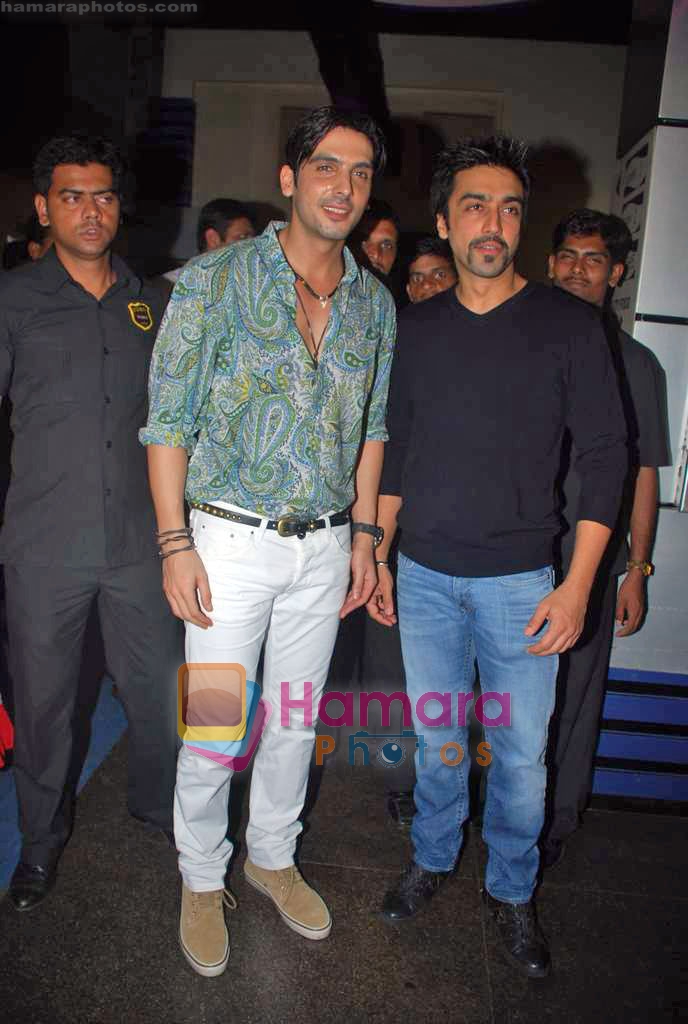 Zayed Khan, Aashish Chaudhary at Do Knot Disturb film premiere in Fame on 1st Oct 2009 