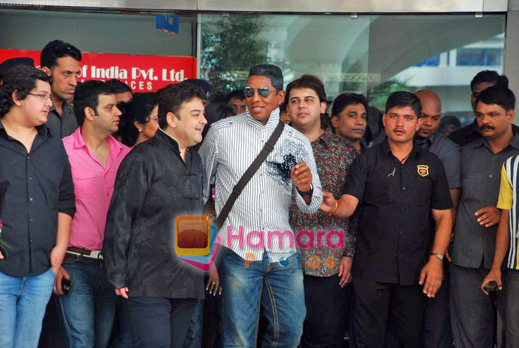Jermaine Jackson arrives in Mumbai to record with Adnan Sami on 2nd Oct 2009 