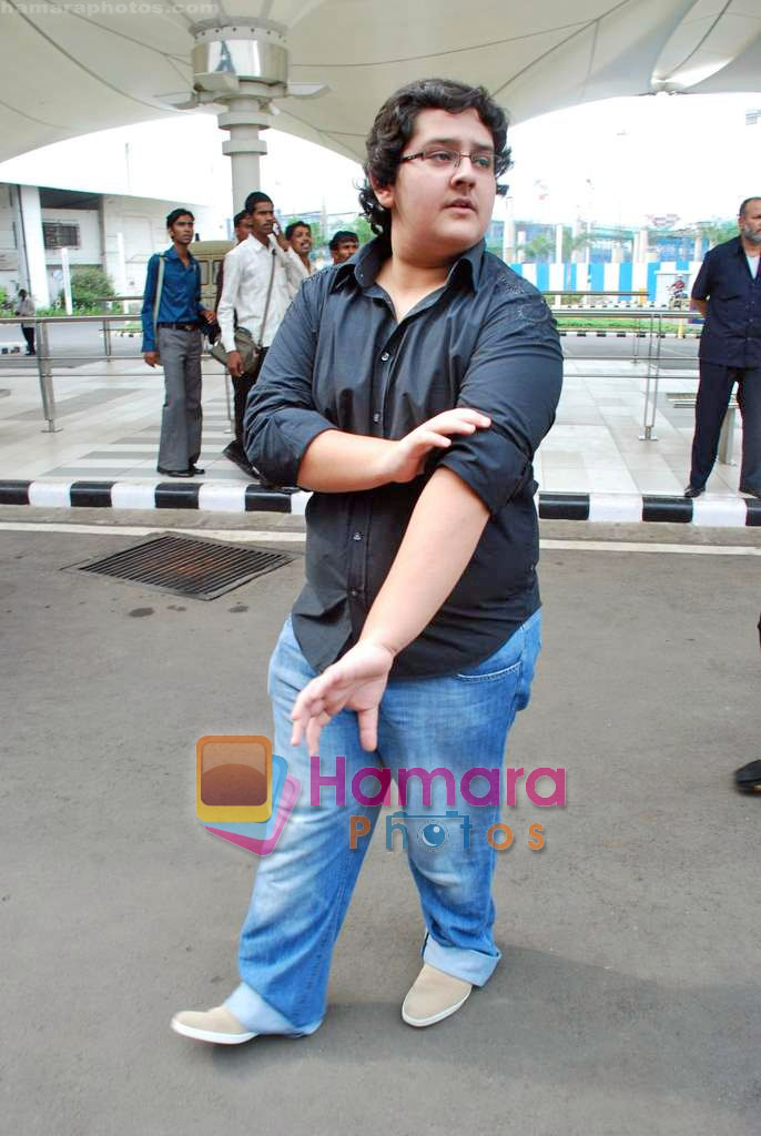 Azaan Sami welcomes Jermaine Jackson arrives in Mumbai to record with Adnan Sami on 2nd Oct 2009 