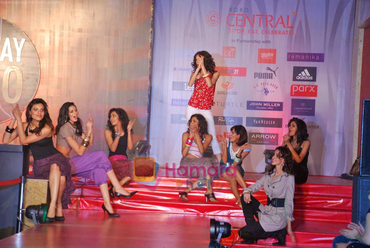 Model walk the ramp for Sobo show in Heera Panna on 3rd Oct 2009 