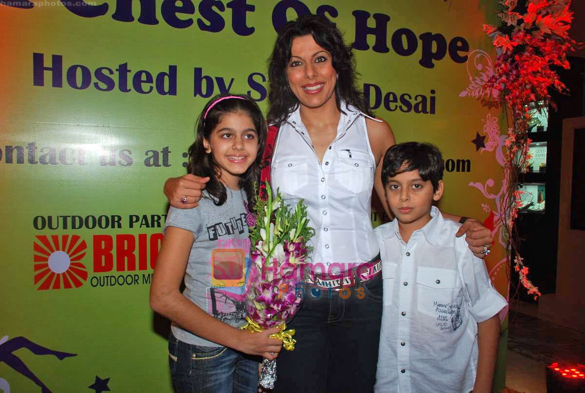 Pooja Bedi at the inauguration of Gitanjali lifestyle A Chest of Hope exhibition in Taj Presidnt on 3rd Oct 2009 