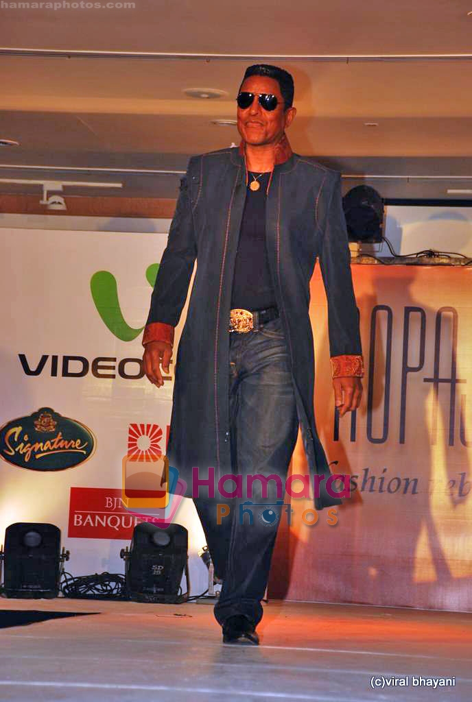 Jermaine Jackson walks for designer Rajesh Aiya Show in Mumbai on 5th Oct 2009 