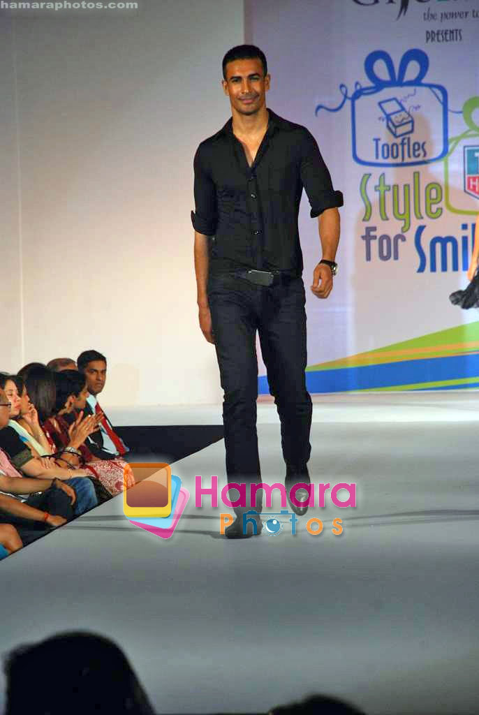 at Give India ramp show for CEOs in Taj Colaba on 5th Oct 2009 
