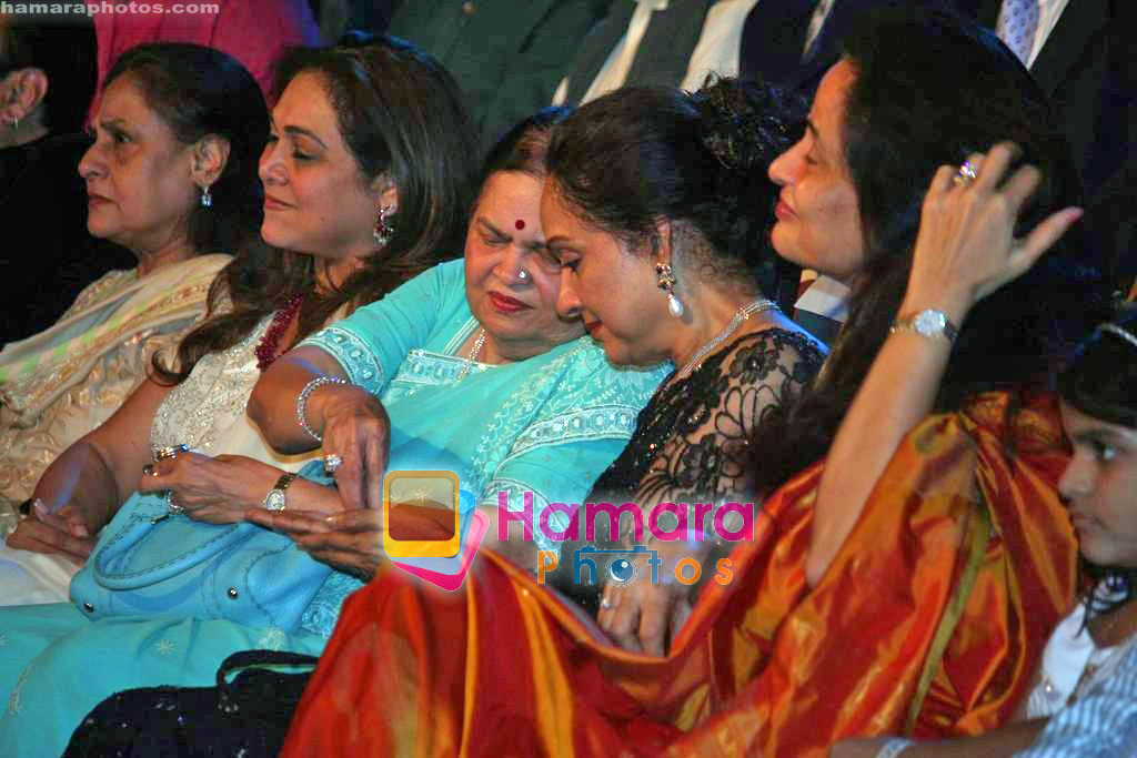 Hema Malini, Jaya Bachchan at Harmony Silver Awards in Ravindra Natya Mandir on 9th Oct 2009 