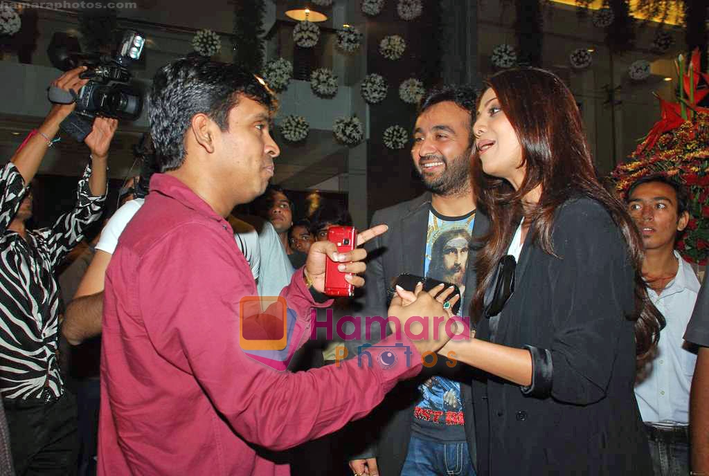 Shilpa Shetty, Raj Kundra at Vashu Bhagnani's Honey store launch in Juhu on 9th Oct 2009 