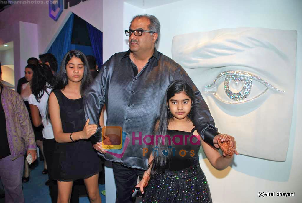 Boney Kapoor with Kids at HDIL Day 1 on 12th Oct 2009 