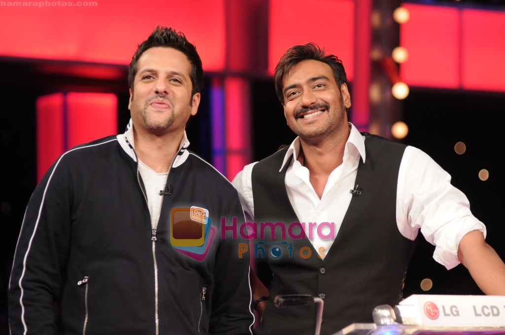 Fardeen and Ajay Devgan at the Grand Finale of 10 Ka Dum on Oct 17, 2009 at 9.00 P.M.Only on Sony Entertainment Television