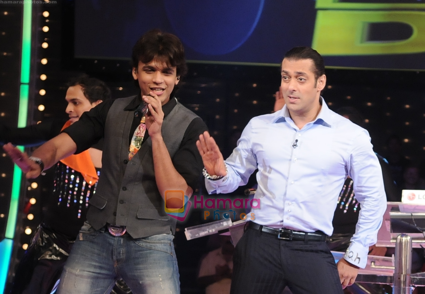 Abhijeet Sawant and Salman Khan at the Grand Finale of 10 Ka Dum on Oct 17, 2009 at 9.00 P.M.Only on Sony Entertainment Television
