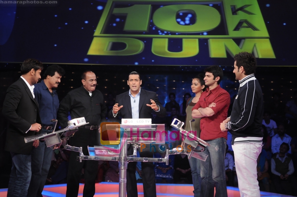 Salman with Ajay, Fardeen & the CID team at the Grand Finale of 10 Ka Dum on Oct 17, 2009 at 9.00 P.M.Only on Sony Entertainment Television