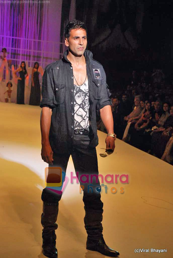 Akshay Kumar at Being Human Show in HDIL Day 2 on 13th Oct 2009 