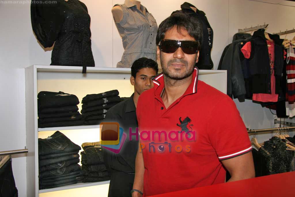 Ajay Devgan promote All the Best film with Provogue in R Mall on 14th Oct 2009 