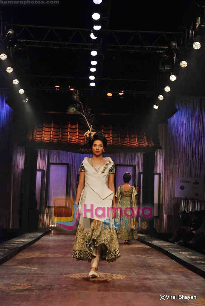 Model walk the ramp for Varun Bahl Show on day 3 of HDIL on 14th Oct 2009 