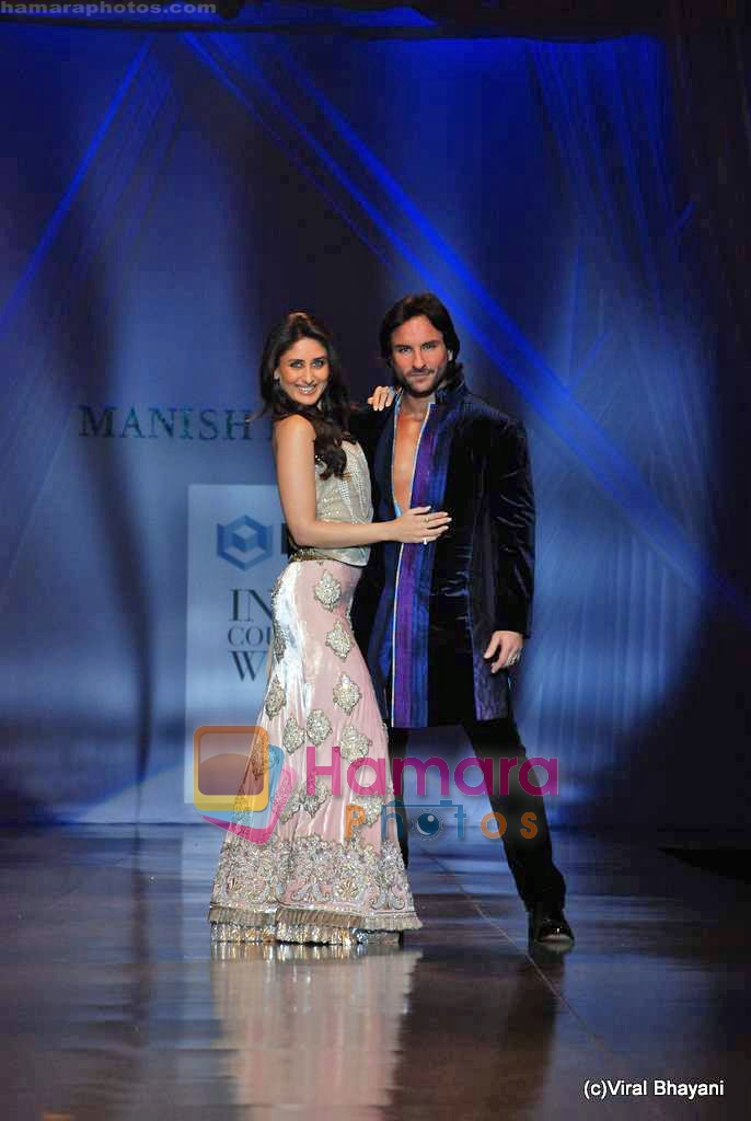 Kareena Kapoor, Saif Ali Khan at Manish malhotra Show on day 3 of HDIL on 14th Oct 2009 