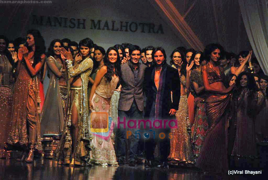 Saif Ali Khan, Kareena Kapoor at Manish malhotra Show on day 3 of HDIL on 14th Oct 2009 
