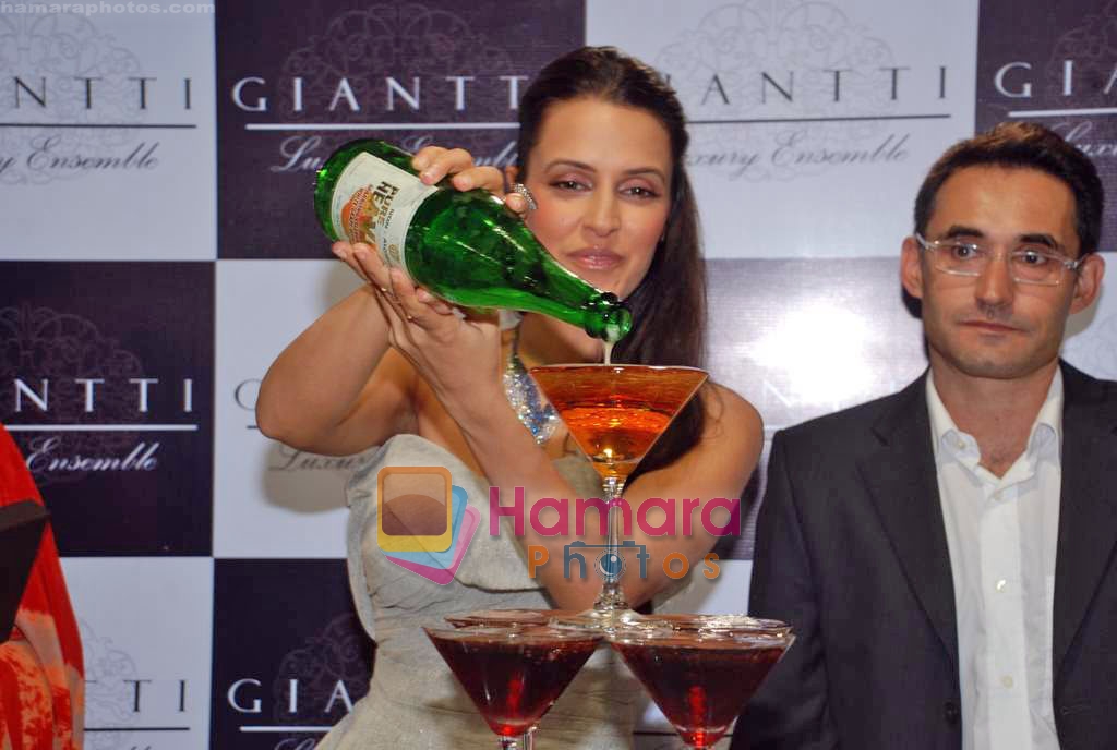 Neha Dhupia at Gitanjali promotional event  in Atria Mall on 14th Oct 2009 