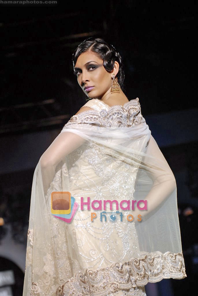 Model walk the ramp for Suneet Varma Show at HDIL India Couture Week, Grand Hyatt, Mumbai on 15th Oct 2009 