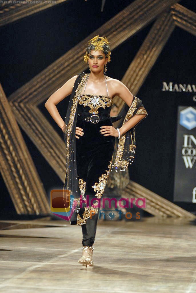 Model walk the ramp for Manav Gangwani at HDIL India Couture Week, Grand Hyatt, Mumbai on 15th  Oct 2009 