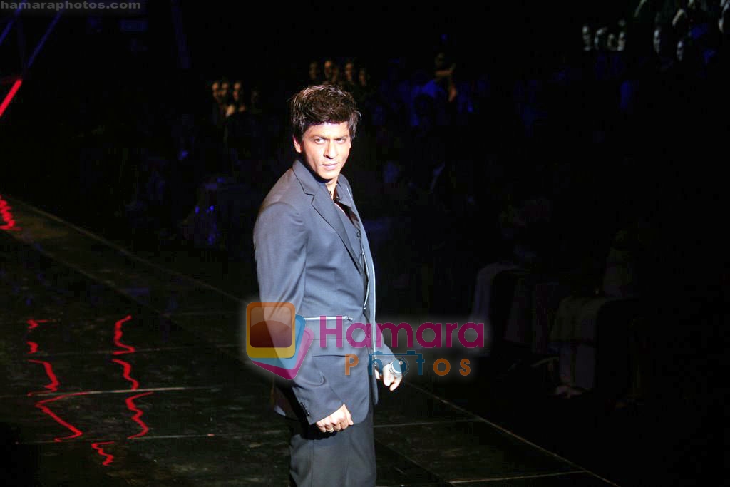 Shahrukh Khan walk the ramp for  Karan Johar Show in HDIL Couture Week, Mumbai on 16th Oct 2009 