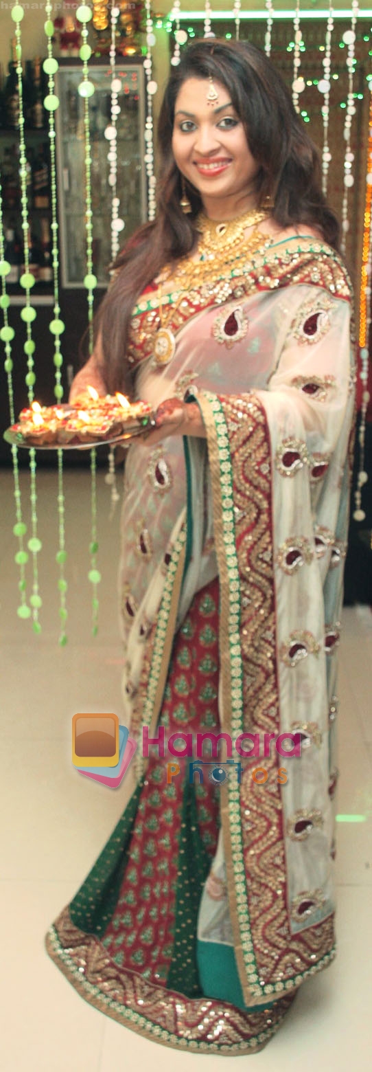 Misti Mukherjee celebrated diwali with her family 
