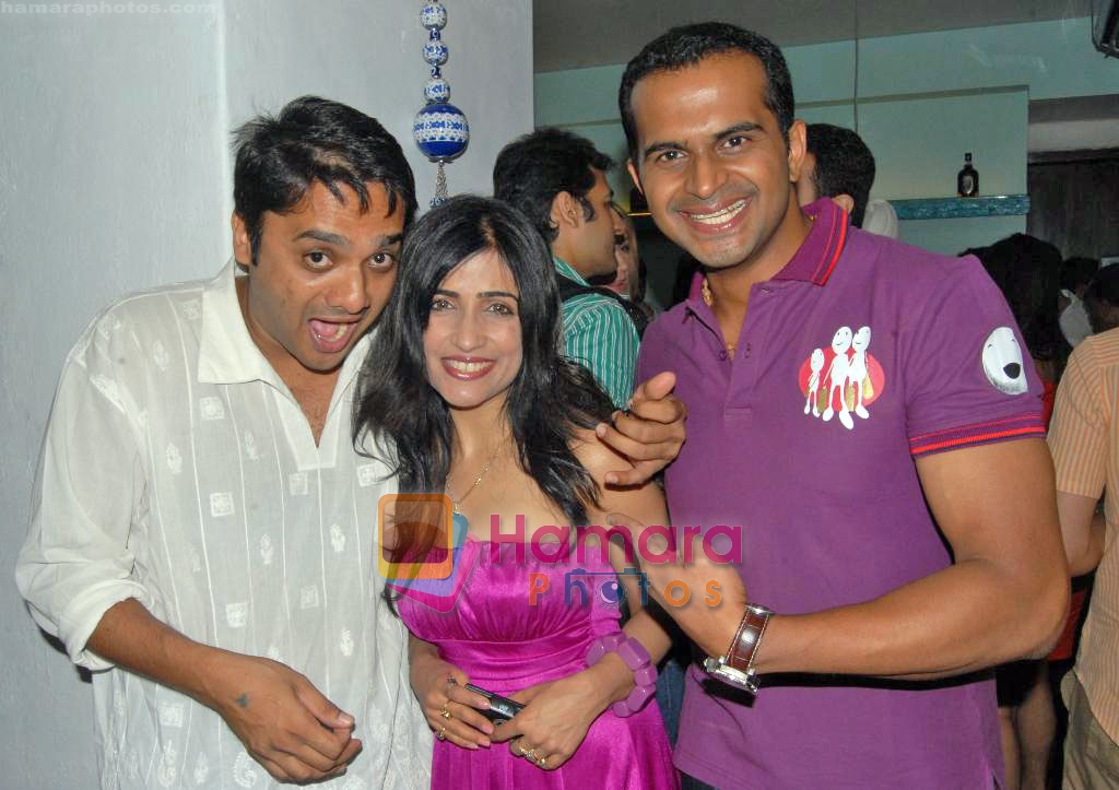 Chint2 Bhosle, Shibani Kashyap and Siddharth Kanan at the Yellow Tree Cafe opening Night Party in Bandra, Mumbai on 21st Oct 2009