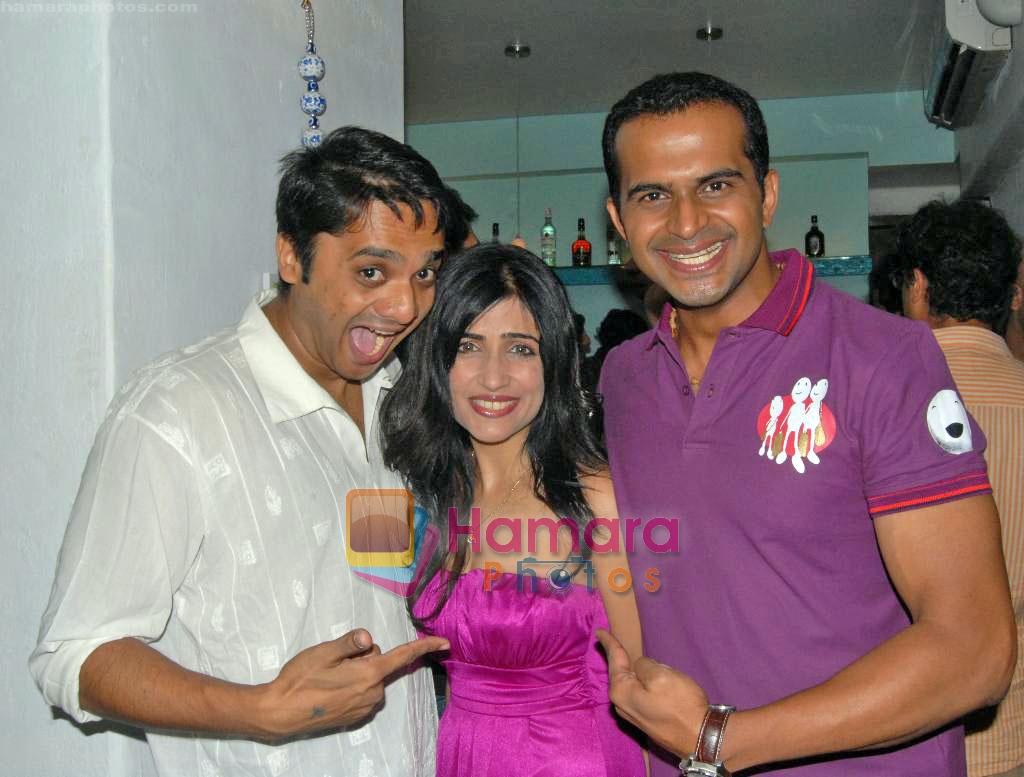 Chin2 Bhosle, and Shibani Kishyap with Siddharth Kanan at the Yellow Tree Cafe opening Night Party in Bandra, Mumbai on 21st Oct 2009