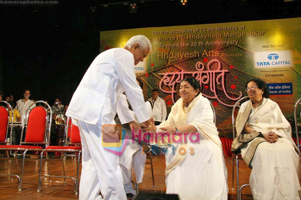 Lata Mangeshkar at 72nd bday of Hridaynath Mangeshkar in Ravindra Natya Mandir on 26th Oct 2009 