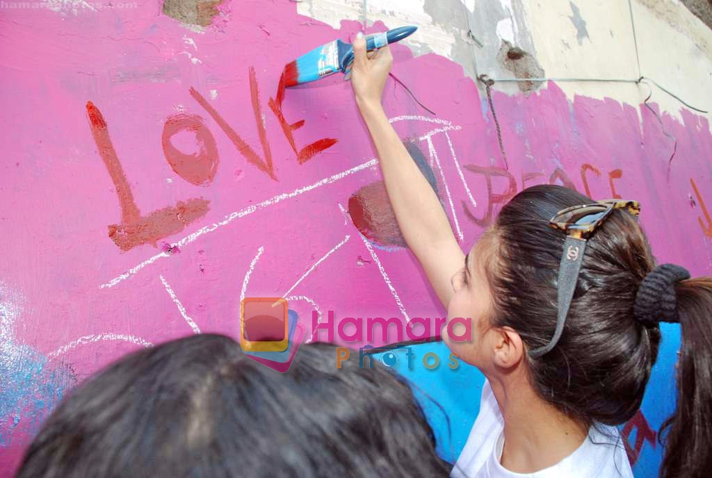 Jacqueline Fernandes paint the Aladin Wall in Opp Phoenix Mills on 29th Oct 2009 