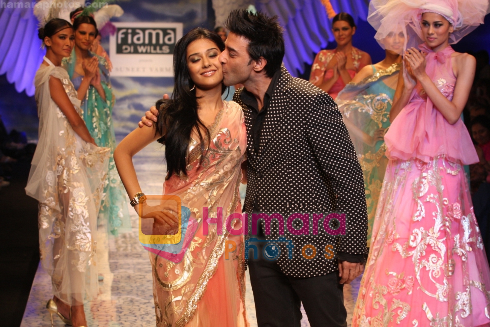 Amrita Rao along with designer Suneet Verma at the Fiama Di Wills show at WIFW on 27th Oct 2009