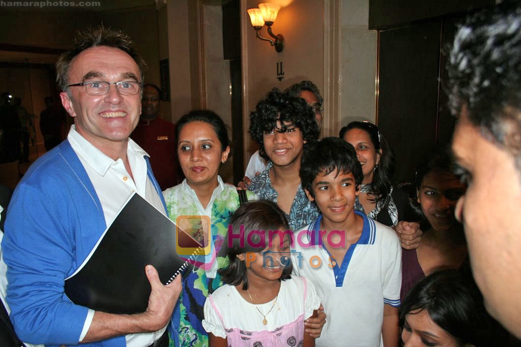 Danny Boyle meets Slumdog kids in Mumbai on 31st Oct 2009 