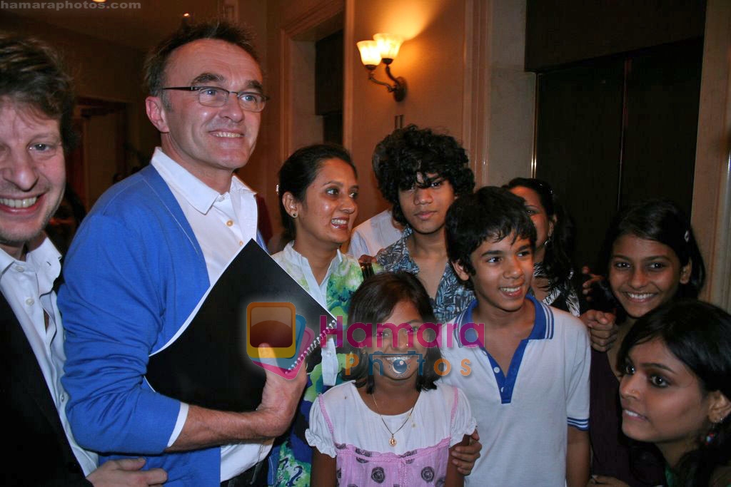 Danny Boyle meets Slumdog kids in Mumbai on 31st Oct 2009 