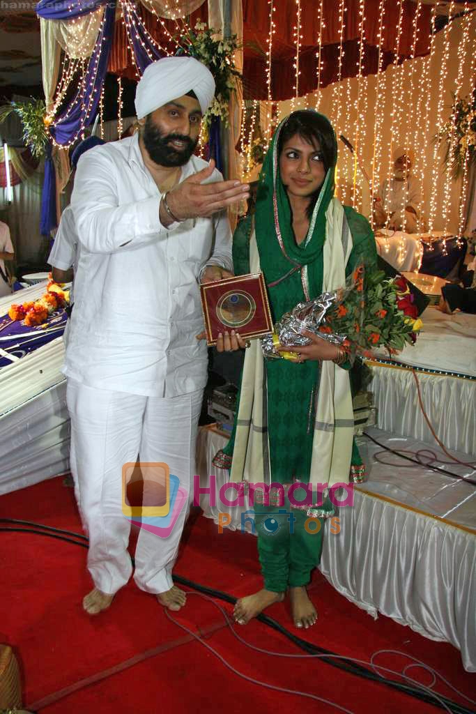 Priyanka Chopra at father Ashok Chopra's kirtan event in Chakala on 31st Oct 2009 