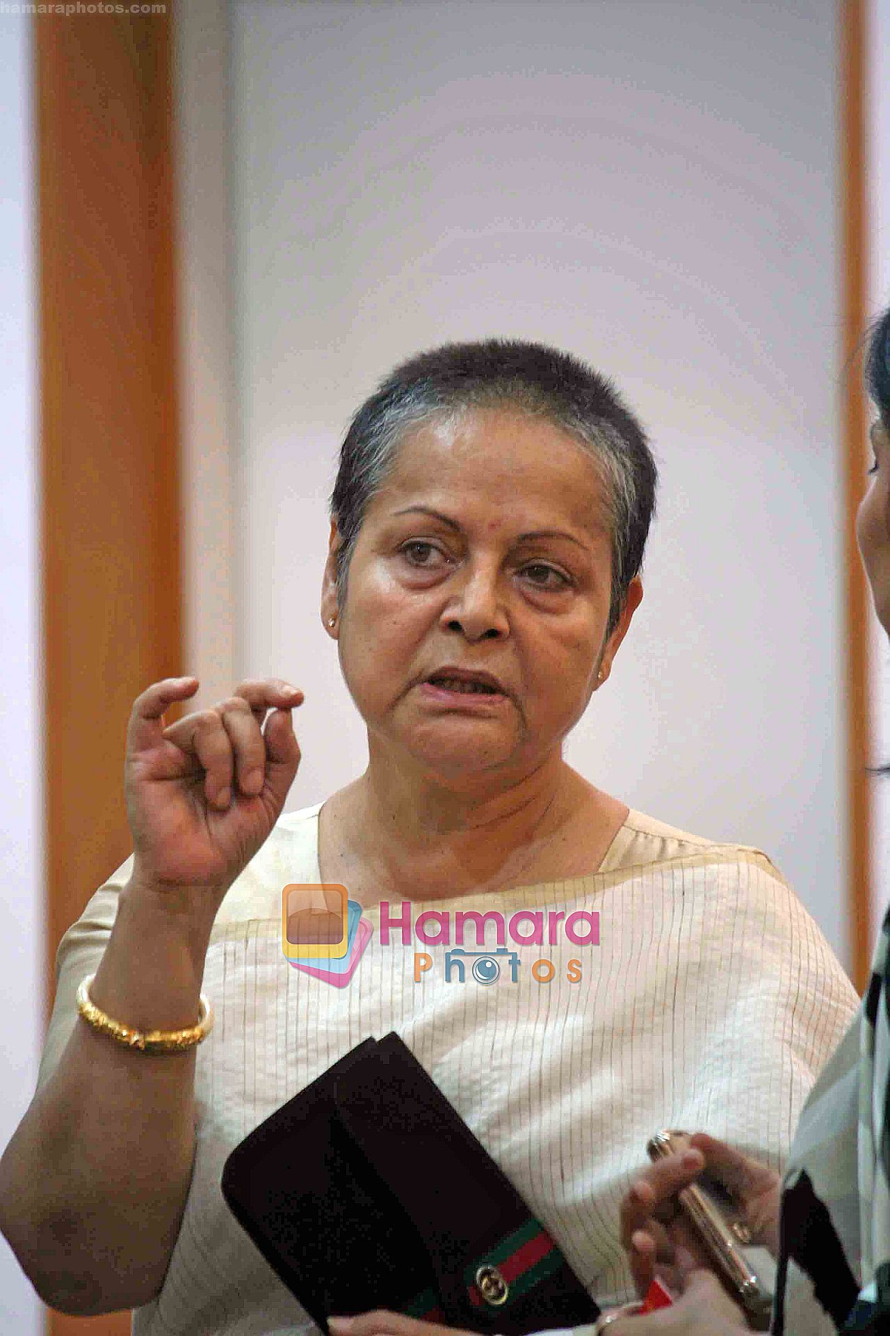 Rakhee Gulzar at Neena Singh art show in Nehru Centre, Mumbai on 6th Nov 2009 ~1