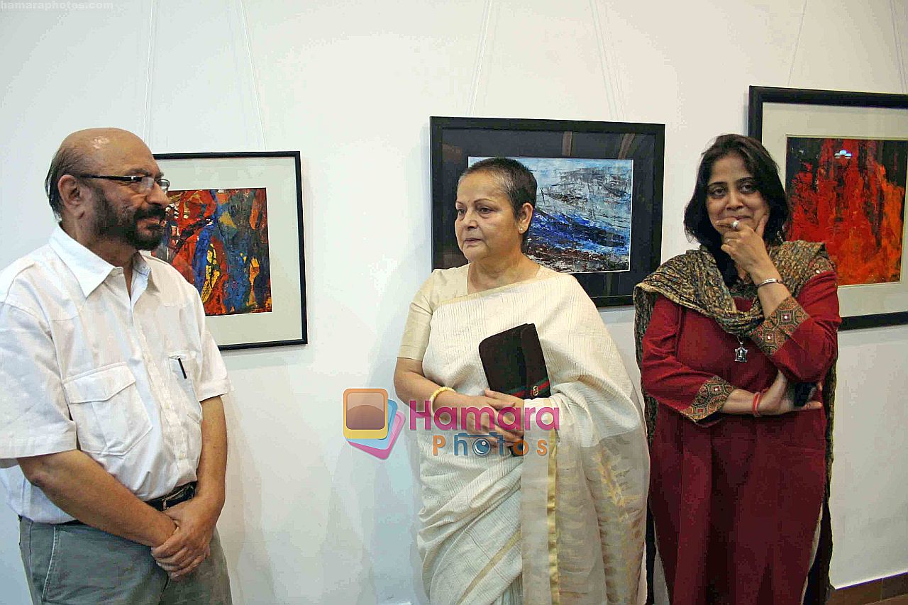 Rakhee Gulzar at Neena Singh art show in Nehru Centre, Mumbai on 6th Nov 2009 