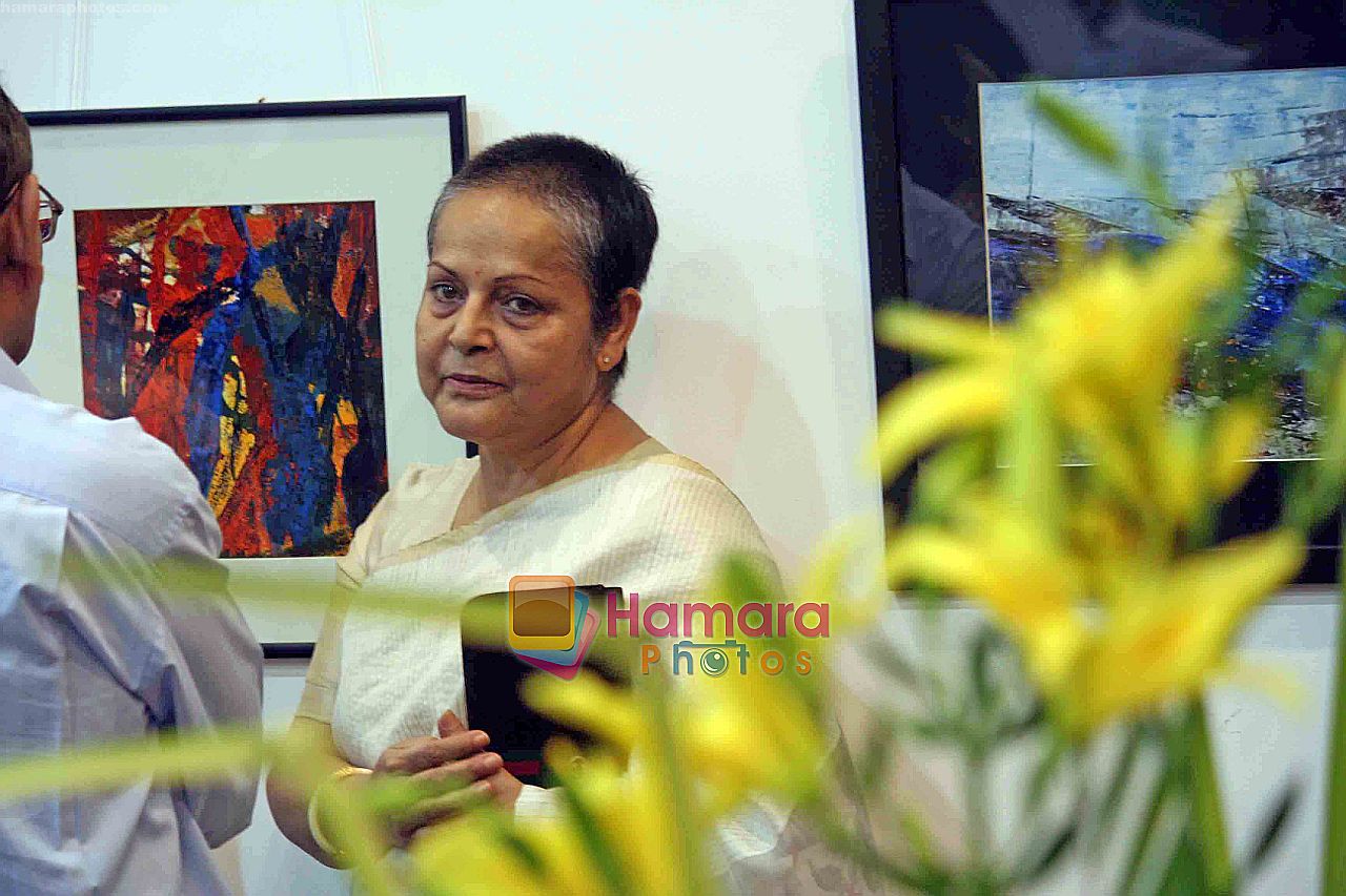 Rakhee Gulzar at Neena Singh art show in Nehru Centre, Mumbai on 6th Nov 2009 