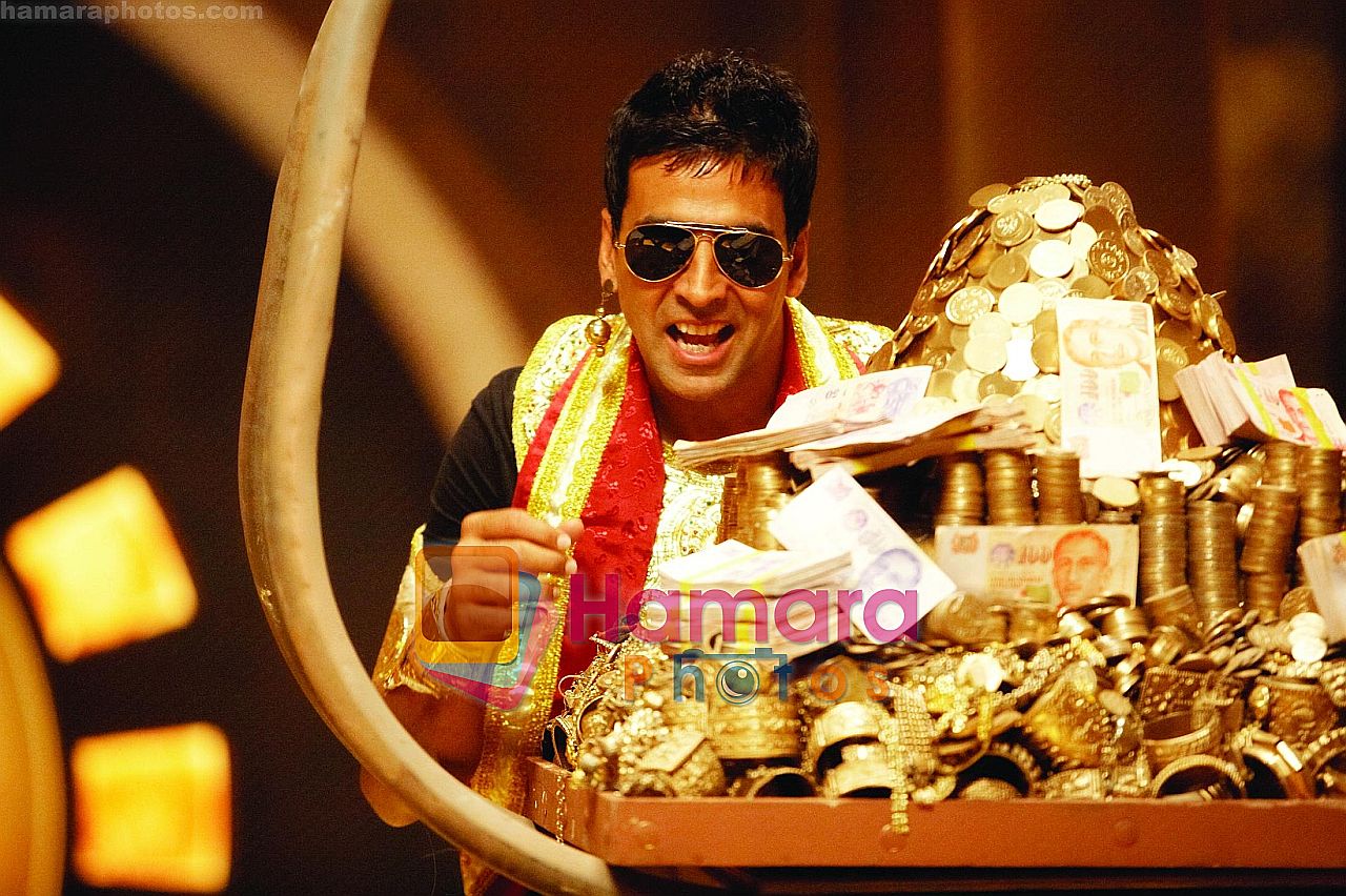 Akshay Kumar in the still from movie De Dhana Dhan 