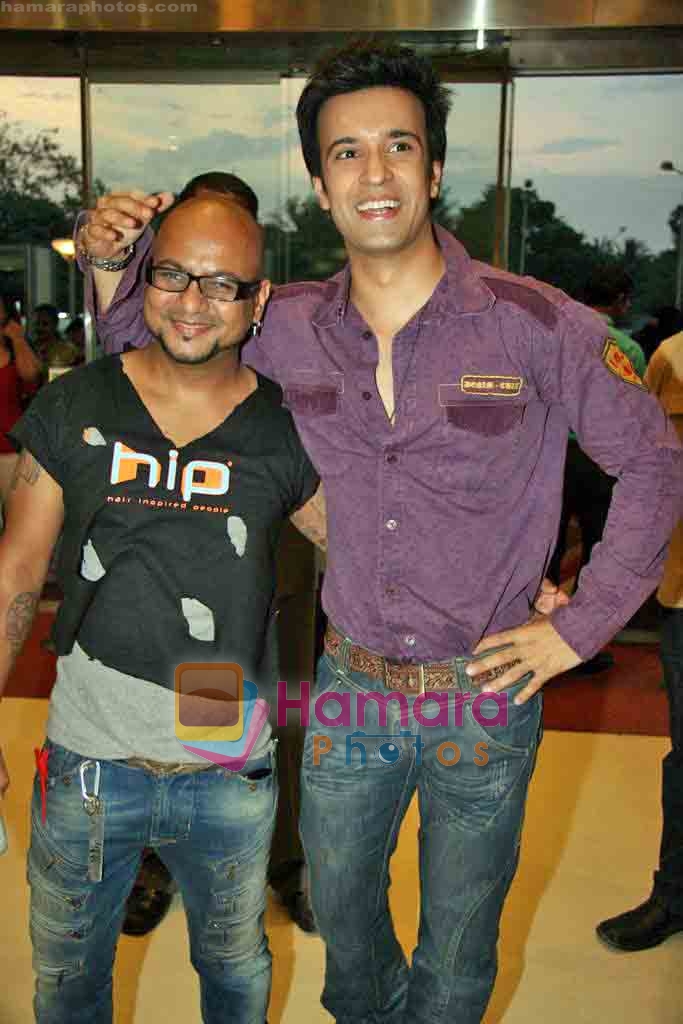 Aamir Ali at Cut-a-thon hair cut event all day in Oberoi Mall on 8th Nov 2009 
