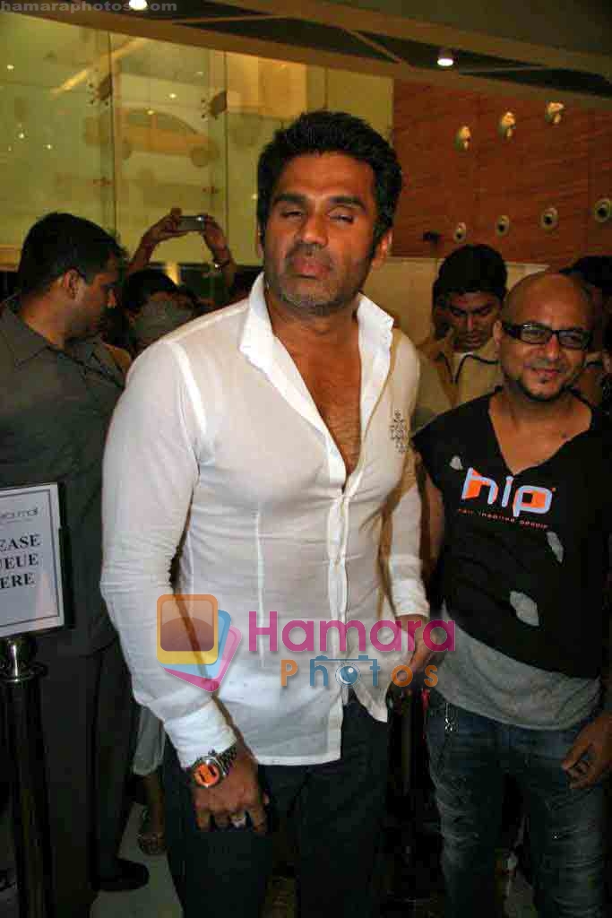 Sunil Shetty at Cut-a-thon hair cut event all day in Oberoi Mall on 8th Nov 2009 