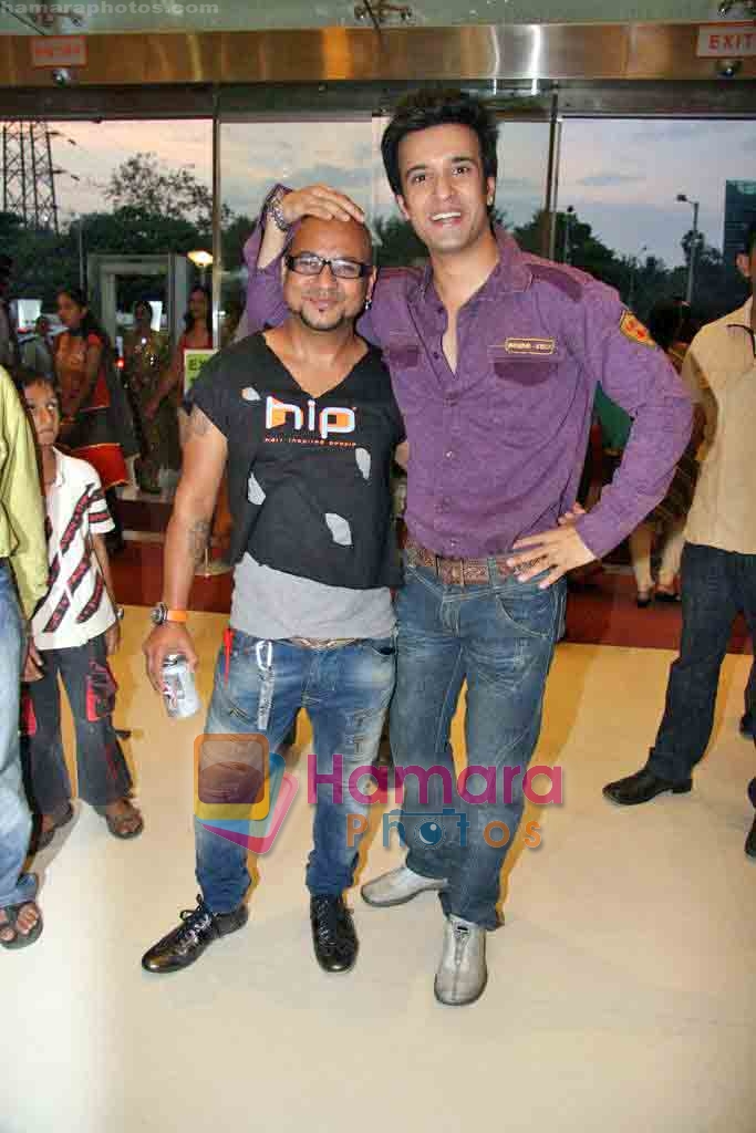 Aamir Ali at Cut-a-thon hair cut event all day in Oberoi Mall on 8th Nov 2009 