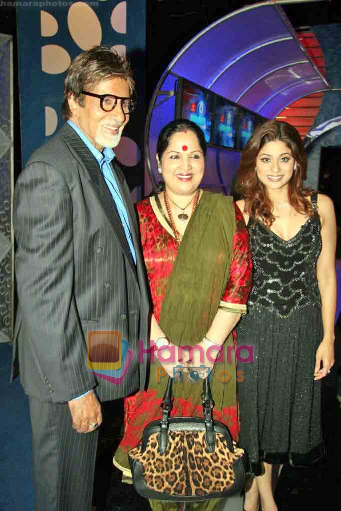 Shamita Shetty, Sunanda Shetty, Amitabh Bachchan on the sets of Big Boss 3 in Lonavala on 13th Nov 2009 