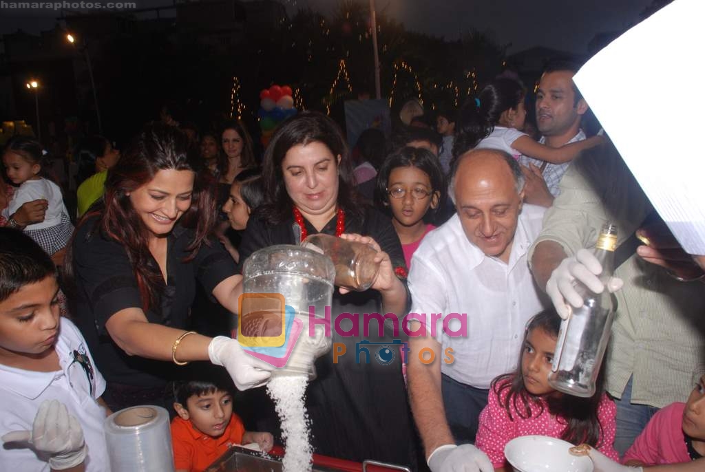 Sonali Bendre, Farah Khan at Children's day celebrations in The Club on 14th Nov 2009 