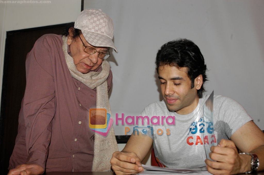 Tusshar Kapoor visits Roshan Taneja Acting classes in Andheri, Mumbai on 14th Nov 2009