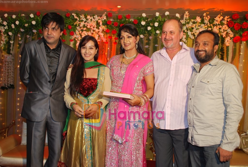 Upasna Singh, Neeraj, Raju Kher at Upasana Singh's wedding reception in Time N Again on 17th Nov 2009 