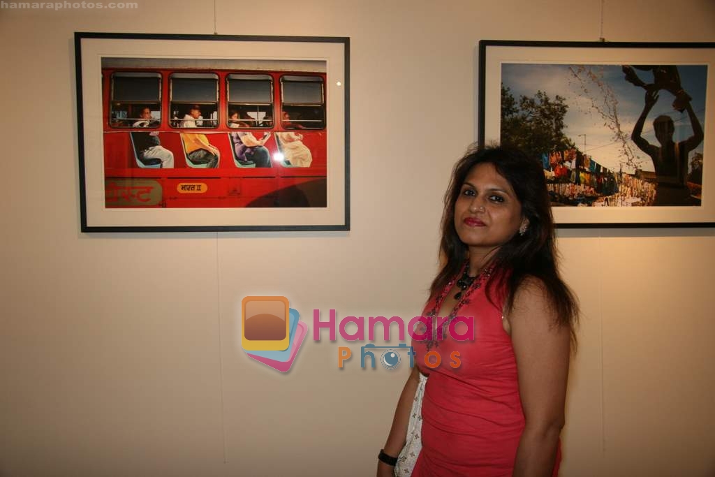 Ananya Banerjee at the launch of Pratim Banerjee's art exhibition in Art N Soul on 19th Nov 2009 