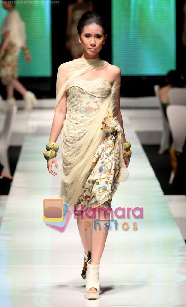 at Tarun Tahiliani and Malini Ramani showcase at Jakarta Fashion Week on 15th Nov 2009 