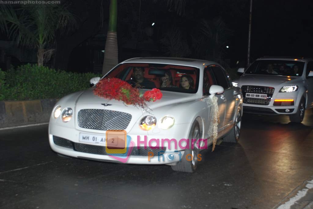Shilpa Shetty returns with Raj Kundra to Mumbai, Juhu on 22nd Nov 2009