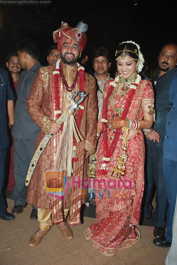 Shilpa Shetty and Raj Kundra Poses after their wedding on 22nd Nov 2009