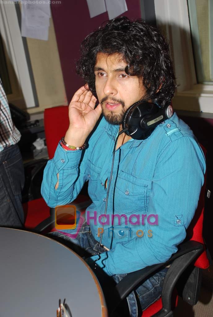 Sonu Nigam at Big FM studios in Andheri on 25th Nov 2009 